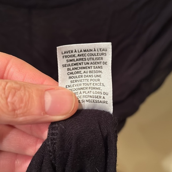 Hinge woman's cute black tee shirt with a knot at the bottom of it - Picture 11 of 11